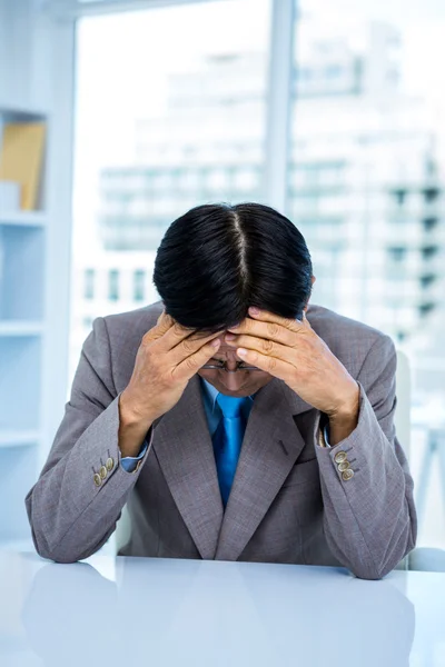 Bezorgd zakenman achter zijn Bureau — Stockfoto