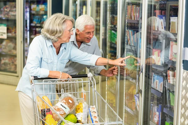 Äldre par med vagn köpa mat — Stockfoto