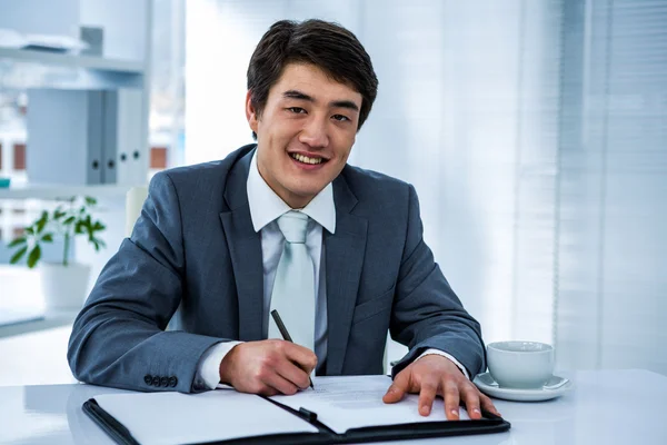 Sourire asiatique homme d'affaires signer un contrat — Photo