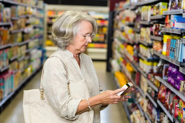 Mujer mayor comprando comida —  Fotos de Stock
