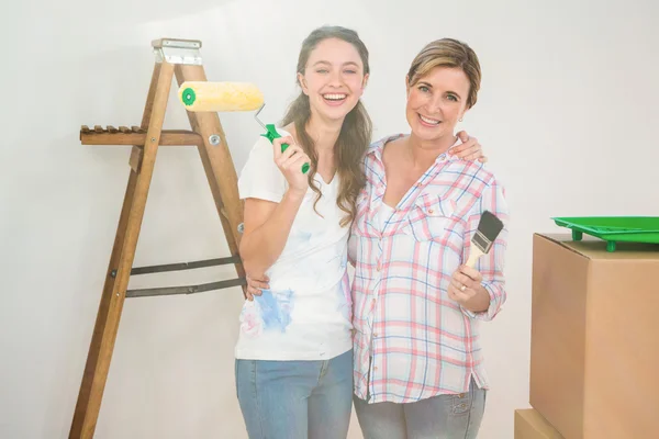 Mother and daughter redecorating a room — Stock Photo, Image