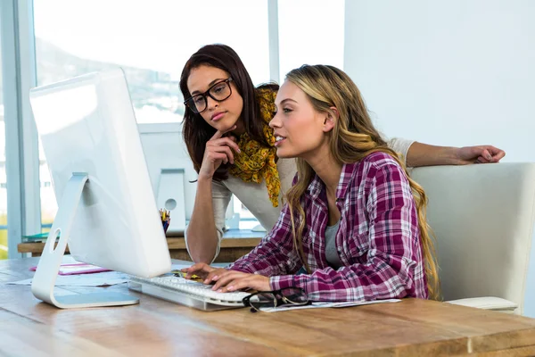 Deux filles travaillent au bureau — Photo