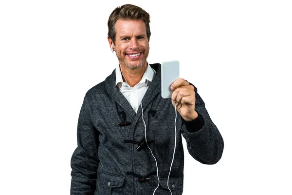 Hombre feliz escuchando música en el teléfono móvil — Foto de Stock