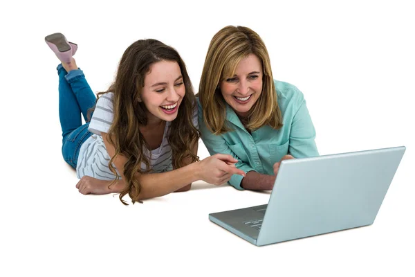 Madre e hija reloj ordenador — Foto de Stock