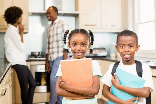 Lindos hermanos listos para la escuela — Foto de Stock