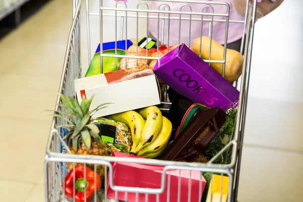 Troli penuh di supermarket — Stok Foto