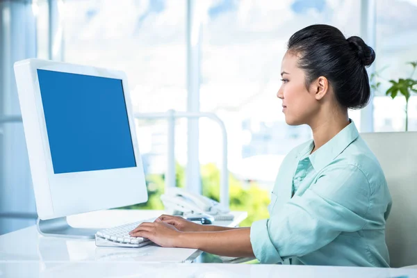 Бізнес-леді, друкуючи на своєму комп'ютері — стокове фото