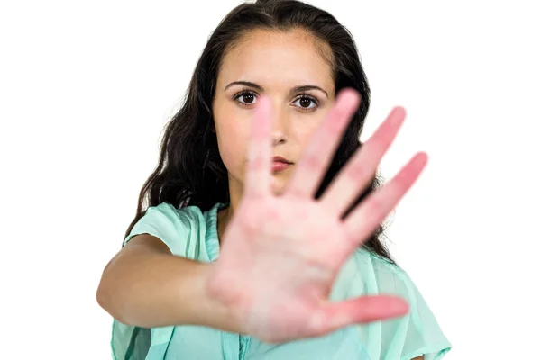 Femme fronçant les sourcils mettre la main sur la caméra — Photo