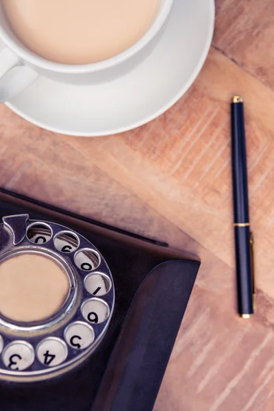 Coffee with old land line and pen — Stock Photo, Image