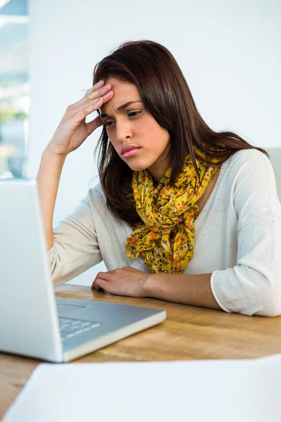 Young girl uses his computer — Stock Photo, Image