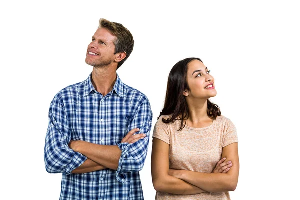 Pareja sonriente de pie con los brazos cruzados — Foto de Stock