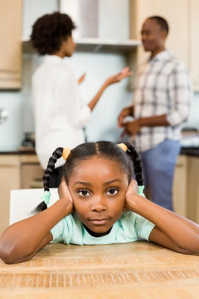Ebeveynler savunarak karşı üzgün kız — Stok fotoğraf