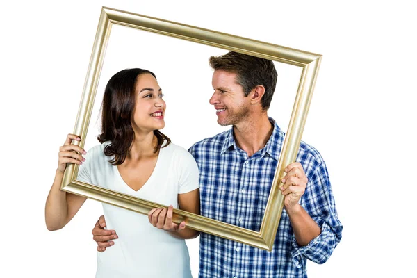 Casal segurando quadro de imagem — Fotografia de Stock