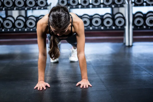 Fitt nő során push ups gyakorlatok — Stock Fotó