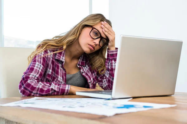 Young girl uses his computer — Stock Photo, Image