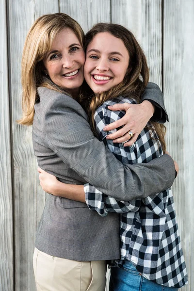 Madre e hija abrazando — Foto de Stock