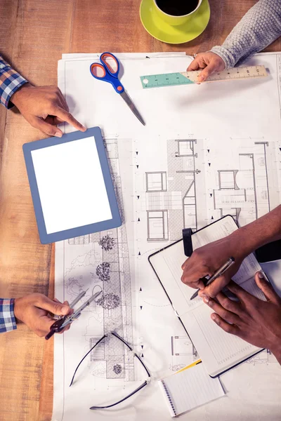 Empresarios discutiendo plan — Foto de Stock