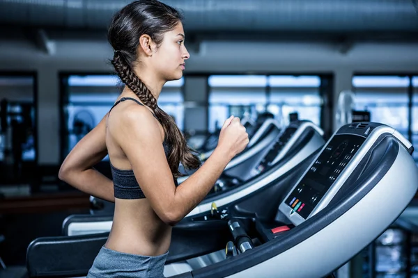 Vältränad kvinna jogging på löpband — Stockfoto