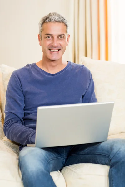 Dizüstü bilgisayar kullanan yakışıklı adam — Stok fotoğraf