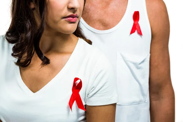 Hombre y mujer con cinta roja en la ropa — Foto de Stock