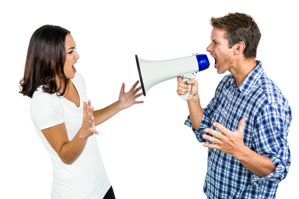 Paar schreeuwen met man houden megafoon — Stockfoto