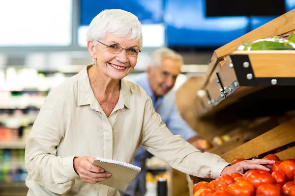 Senior mujer con lista comprar manzana — Foto de Stock