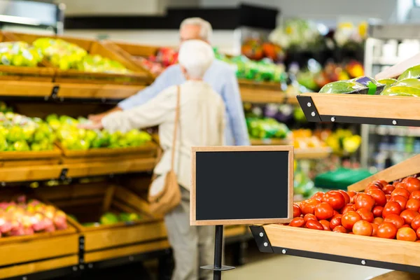 Pareja mayor haciendo algunas compras juntos —  Fotos de Stock