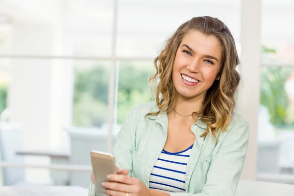 Kvinna med hjälp av smartphone — Stockfoto