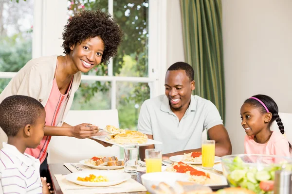 Familia feliz comiendo juntos — Foto de Stock