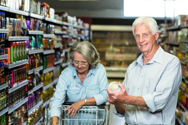 Smiling senior couple buying food — Stock Photo, Image