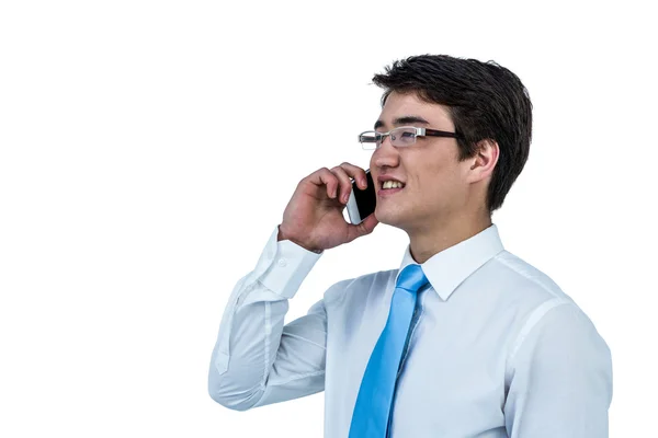 アジア系のビジネスマンが彼の電話を使用しての笑顔 — ストック写真