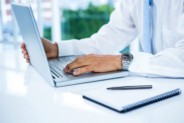 Geschäftsmann arbeitet mit Laptop — Stockfoto