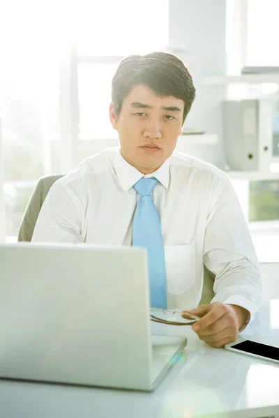 Retrato de sério asiático empresário — Fotografia de Stock