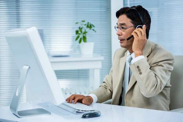 Geschäftsmann mit Headset — Stockfoto