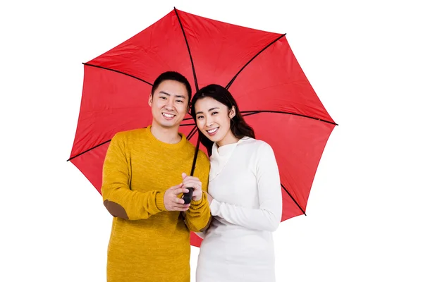 Felice giovane coppia sotto l'ombrello — Foto Stock