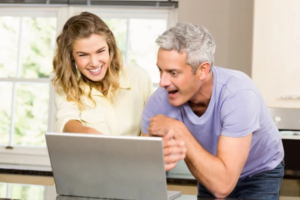 Casal usando laptop juntos — Fotografia de Stock