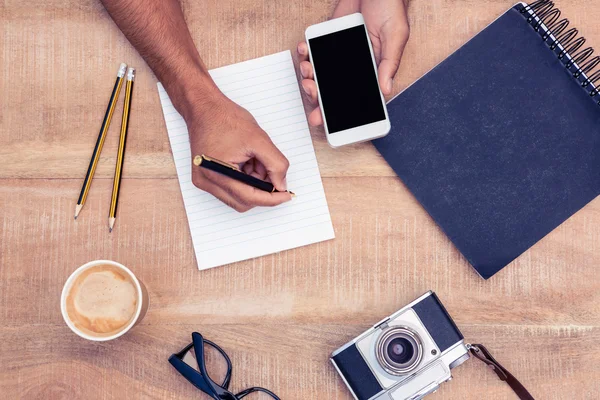 Empresario escribiendo en bloc de notas — Foto de Stock