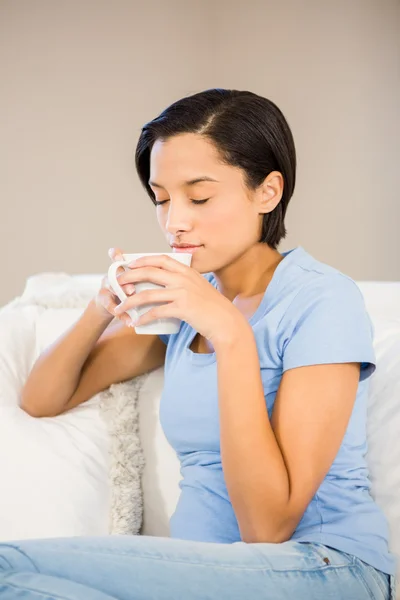 Ontspannen brunette drinken door witte cup — Stockfoto