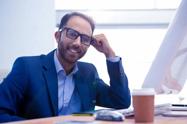 Happy business leaning on desk — Stock Photo, Image