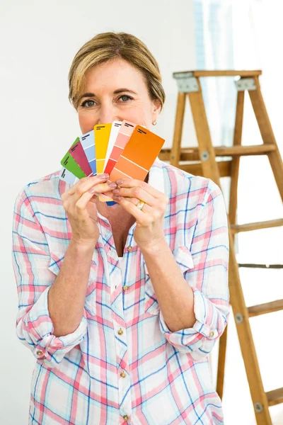 Woman showing color samples — Stock Photo, Image