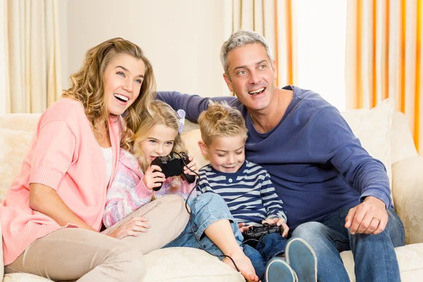 Familjen njuter av videospel — Stockfoto