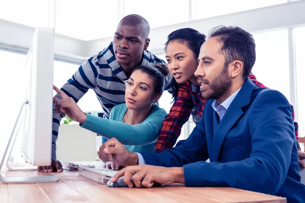 Empresaria explicando colegas por computadora — Foto de Stock