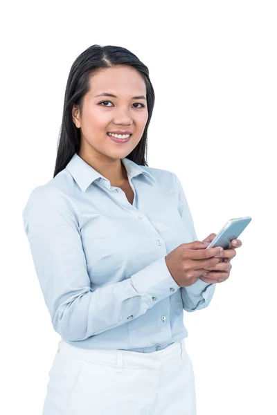 Donna d'affari sorridente utilizzando il suo smartphone — Foto Stock