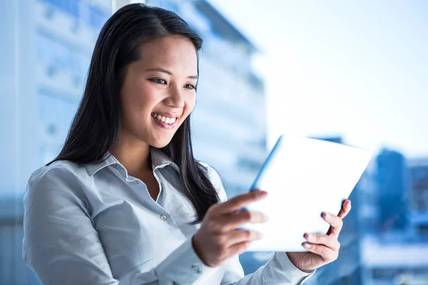 Mujer de negocios sonriente usando tableta — Foto de Stock