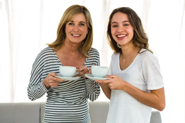 Mère et fille tenant des tasses — Photo