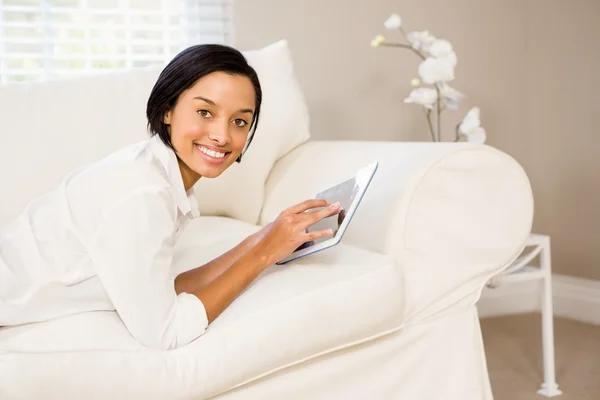 Morena sorridente usando tablet — Fotografia de Stock