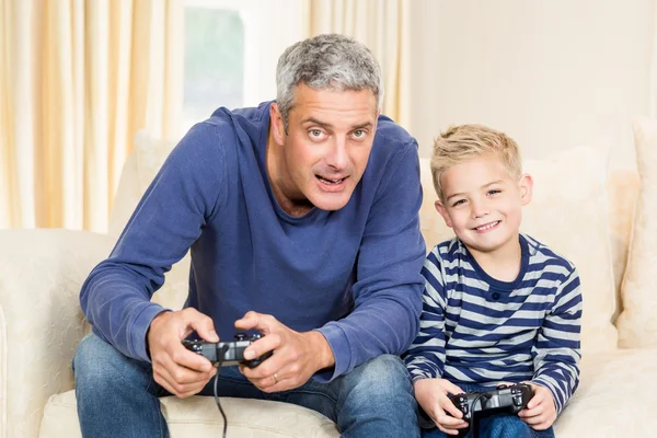 Πατέρας και γιος παίζουν βιντεοπαιχνίδια — Φωτογραφία Αρχείου