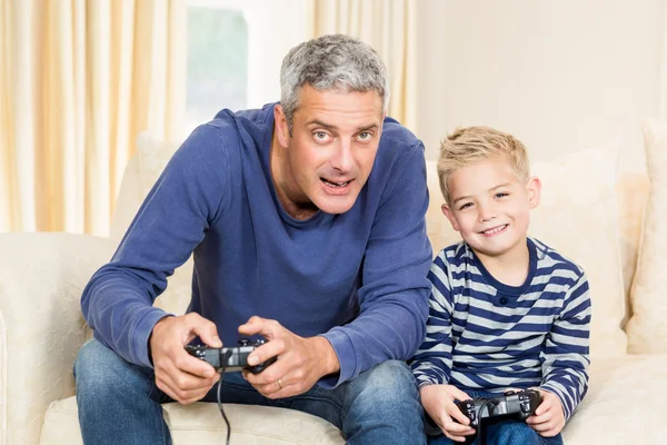 Far och son spelar tv-spel — Stockfoto