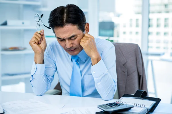 Orolig affärsman arbetar vid sitt skrivbord — Stockfoto