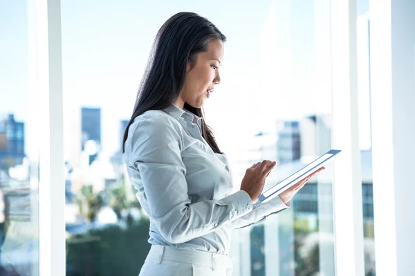 Mujer de negocios sonriente usando tableta —  Fotos de Stock